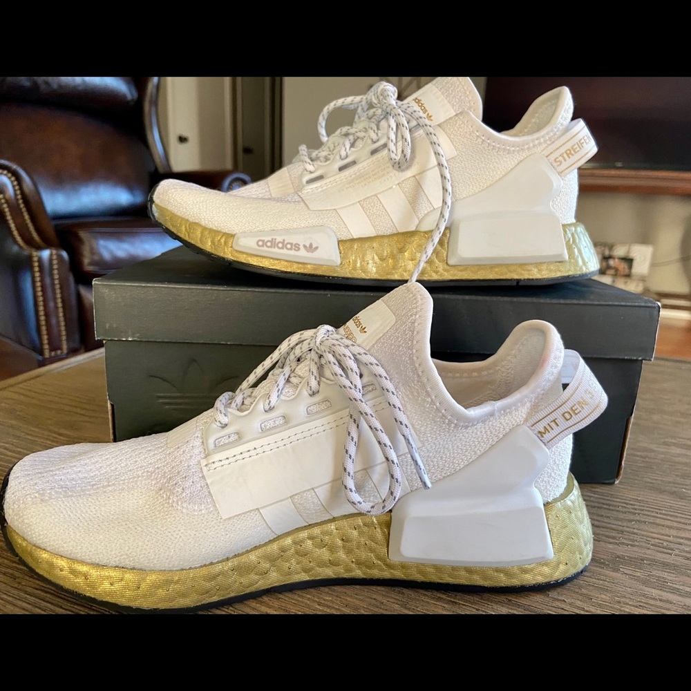 **New** Sz 5.5 Women’s Adidas NMD_R1.V2 W